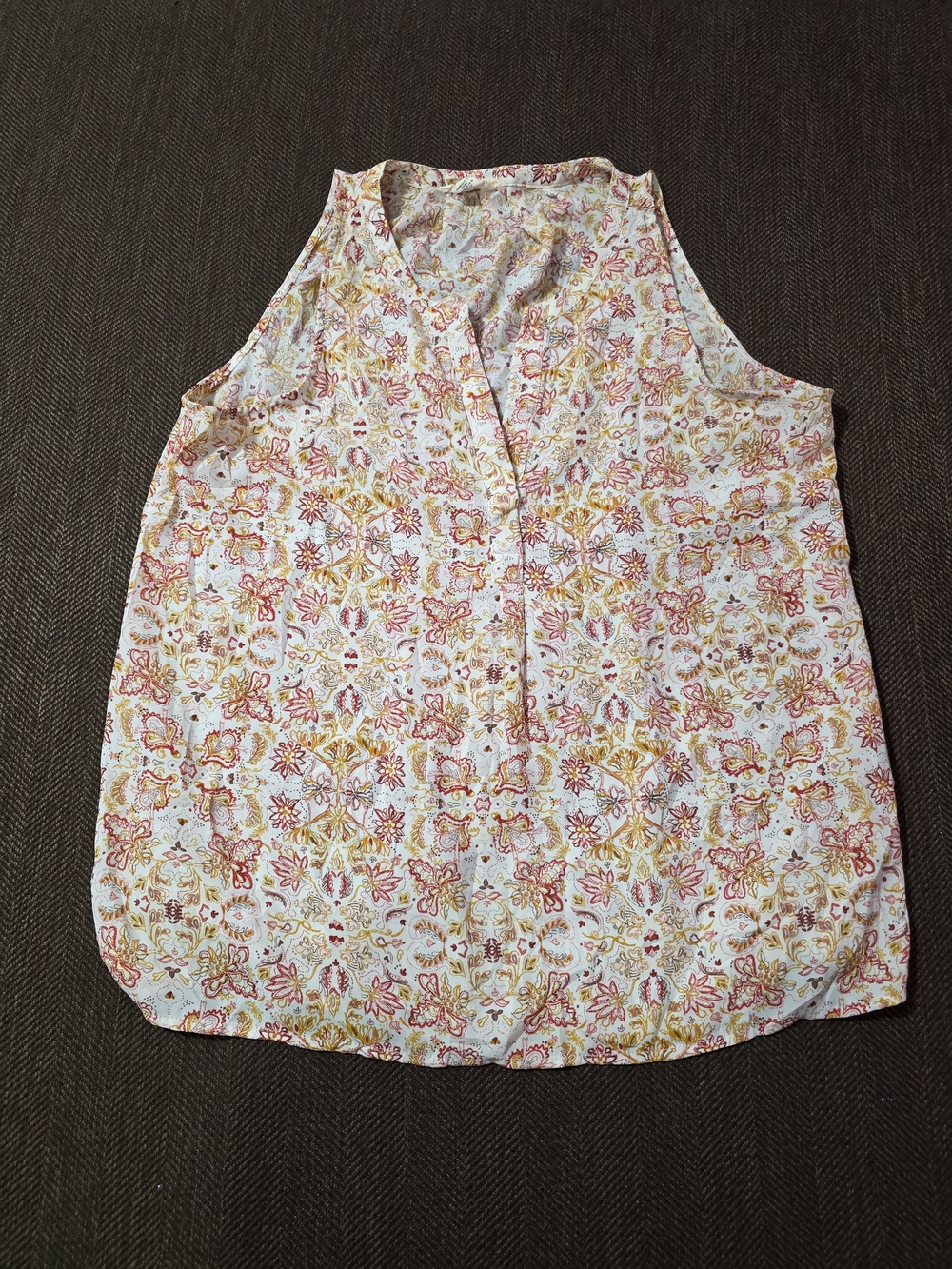 Artisan Ny Floral Print Sleeveless V-Neck Tank in White, Pink & Gold